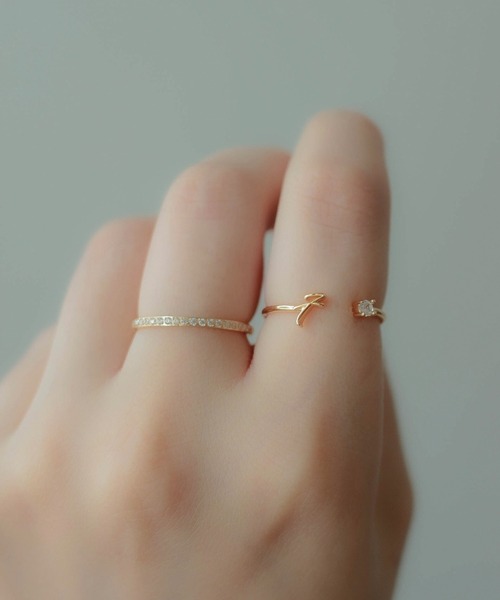 ebine(エビネ)の「Half Zirconia Ring 金属アレルギー対応 サージカルステンレス(リング・レディース・ゴールド/ピンクゴールド/シルバー・16号/7号/13号/9号/11号)」の1枚目の写真