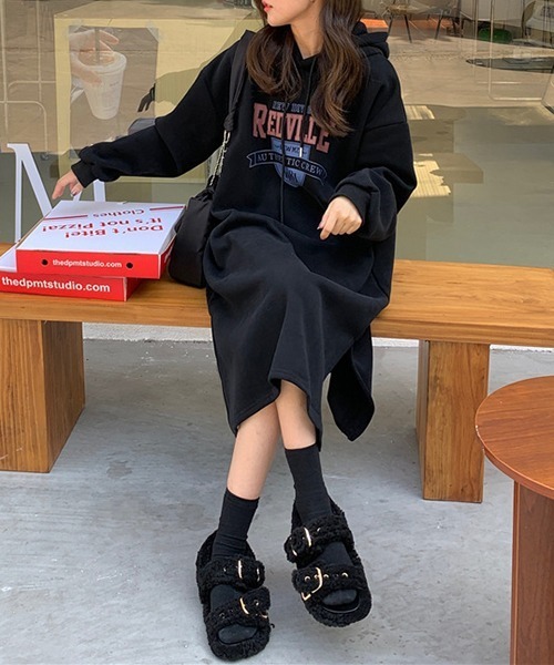 gossip!ロサンゼルス(ゴシップロサンゼルス)の「YUGA レタープリント スリットセーターワンピース(ワンピース・レディース・ライトグレー/ブラック/ライトカーキ/ネイビー・FREE)」の6枚目の写真