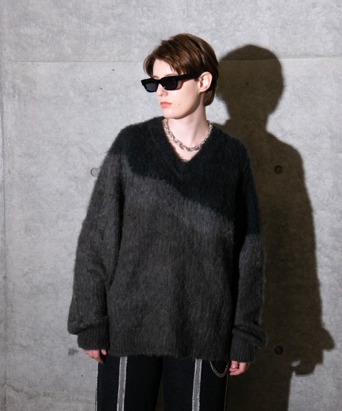 VI E DIT（ヴィエディット）の「グラデーションVネックニット（ニット/セーター・メンズ・ライトグレー/グリーン/ブラック・MEDIUM/SMALL）」の2枚目の写真