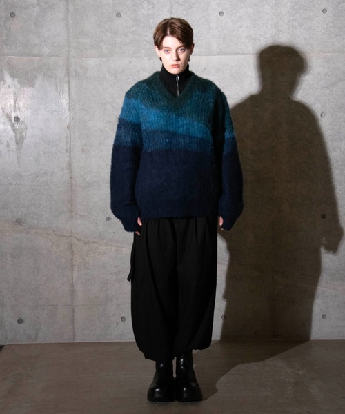 VI E DIT（ヴィエディット）の「グラデーションVネックニット（ニット/セーター・メンズ・ライトグレー/グリーン/ブラック・MEDIUM/SMALL）」の22枚目の写真