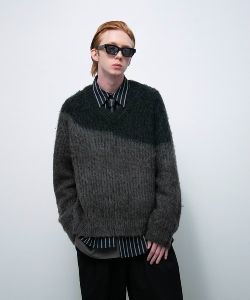 VI E DIT（ヴィエディット）の「グラデーションVネックニット（ニット/セーター・メンズ・ライトグレー/グリーン/ブラック・MEDIUM/SMALL）」の9枚目の写真