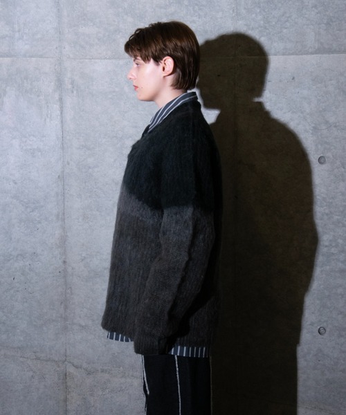 VI E DIT（ヴィエディット）の「グラデーションVネックニット（ニット/セーター・メンズ・ライトグレー/グリーン/ブラック・MEDIUM/SMALL）」の6枚目の写真