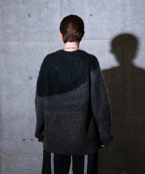 VI E DIT（ヴィエディット）の「グラデーションVネックニット（ニット/セーター・メンズ・ライトグレー/グリーン/ブラック・MEDIUM/SMALL）」の5枚目の写真