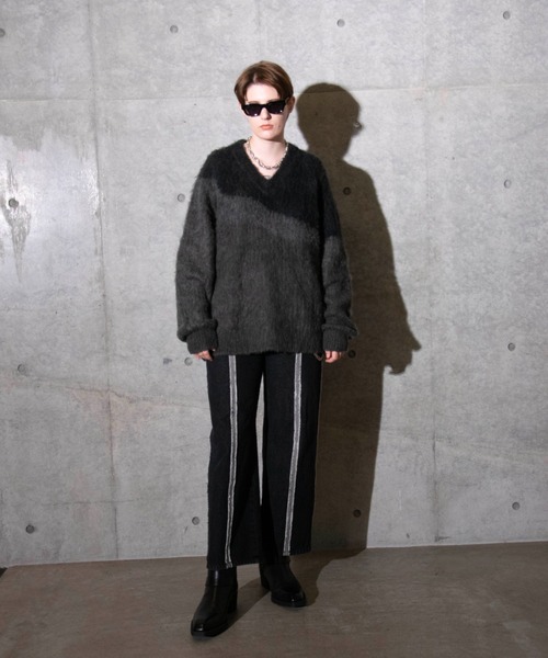 VI E DIT（ヴィエディット）の「グラデーションVネックニット（ニット/セーター・メンズ・ライトグレー/グリーン/ブラック・MEDIUM/SMALL）」の8枚目の写真