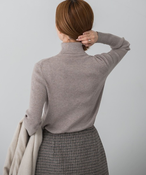 URBAN RESEARCH ROSSO WOMEN(アーバンリサーチ ロッソ)の「ウォッシャブルコンパクトリブタートル(ニット/セーター・レディース・オフホワイト/モカ/ブラック/オレンジ・FREE)」の12枚目の写真