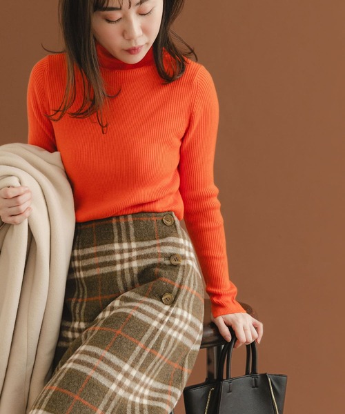URBAN RESEARCH ROSSO WOMEN(アーバンリサーチ ロッソ)の「ウォッシャブルコンパクトリブタートル(ニット/セーター・レディース・オフホワイト/モカ/ブラック/オレンジ・FREE)」の5枚目の写真