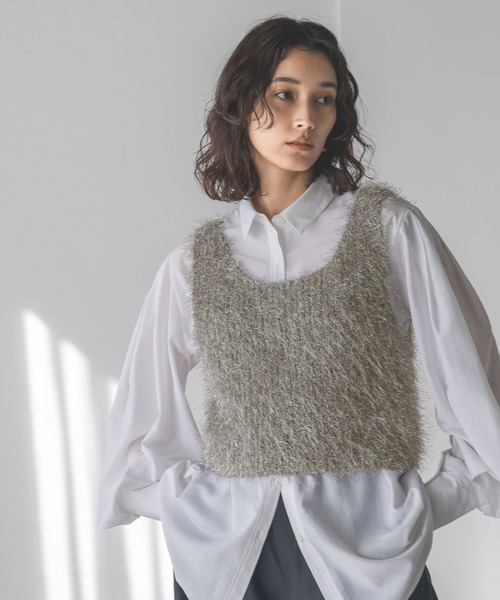 A part by（アパートバイ）の「ラメフェザーノースリーブ（ベスト・レディース・ライトベージュ/チャコールグレー・FREE）」の2枚目の写真