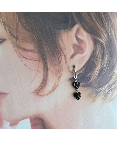 tone（トーン）の「【-lensa-】ブラックハートの小ぶりピアス(MA)（ピアス（両耳用）・レディース・シルバー・FREE）」の4枚目の写真