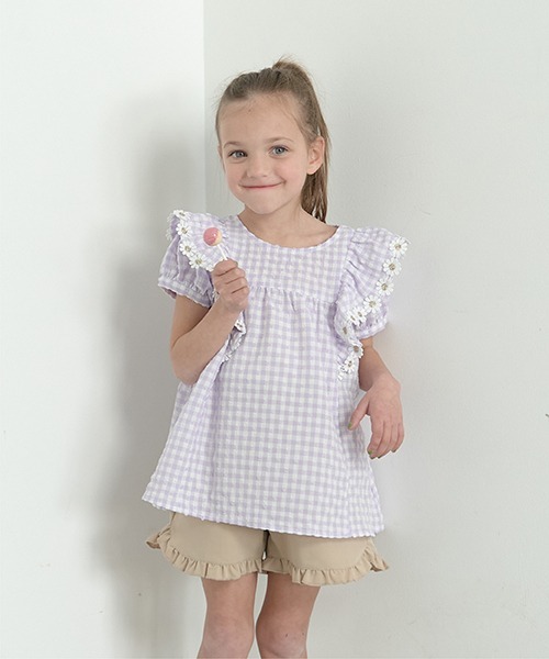 Lycee mine（リセマイン）の「フラワーレース付きチェックフリルブラウス（シャツ/ブラウス・キッズ・ピンク/ブラック/サックスブルー/ラベンダー/ベージュ・120cm/110cm/100cm/150cm/140cm/130cm）」の4枚目の写真