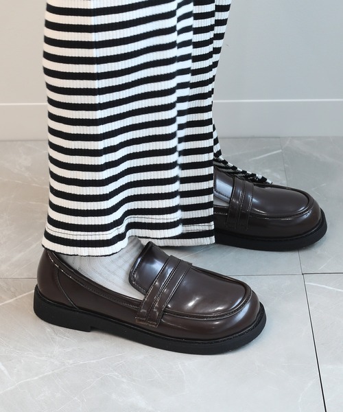 shoes365(シューズスリーシックスファイヴ)の「【shoes365】柔らかくて軽量 学院風 ローファー(ローファー・レディース・チョコ/ブラック・22.0cm/21.5cm/21.0cm/20.5cm/23.5cm/23.0cm/22.5cm)」の2枚目の写真