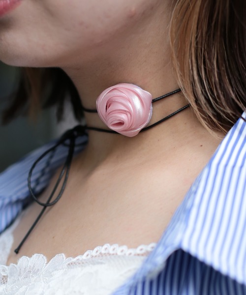 SPINNS（スピンズ）の「ローズ紐チョーカー（チョーカー・レディース・ピンク・ONESIZE）」の2枚目の写真