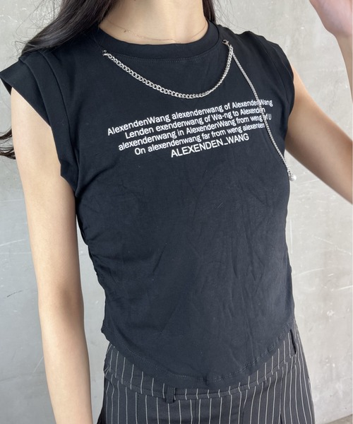 tolene(トレネ)の「チェーン付き英字ロゴプリントTシャツ(Tシャツ/カットソー・レディース・ホワイト/ブラック/ベージュ・FREE)」の1枚目の写真