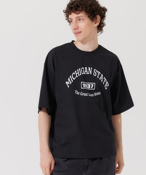 coca(coca)(コカ)の「メンズ カレッジプリントTシャツ(Tシャツ/カットソー・メンズ・ホワイト/ブラック・M/L/XL)」の1枚目の写真