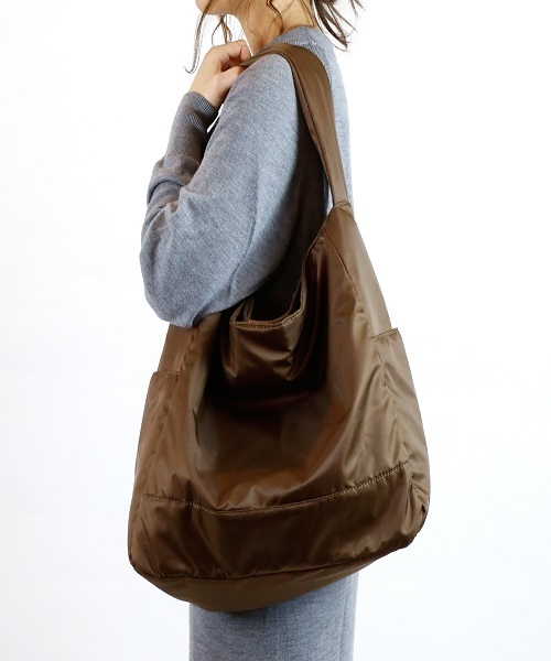 LuuNa(ルーナ)の「ナイロン ワンショルダー ショルダーバッグ(ショルダーバッグ・レディース・ブラック/グレー/モカ/ネイビー・FREE)」の2枚目の写真