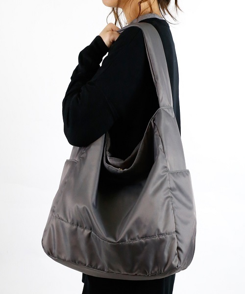 LuuNa(ルーナ)の「ナイロン ワンショルダー ショルダーバッグ(ショルダーバッグ・レディース・ブラック/グレー/モカ/ネイビー・FREE)」の6枚目の写真