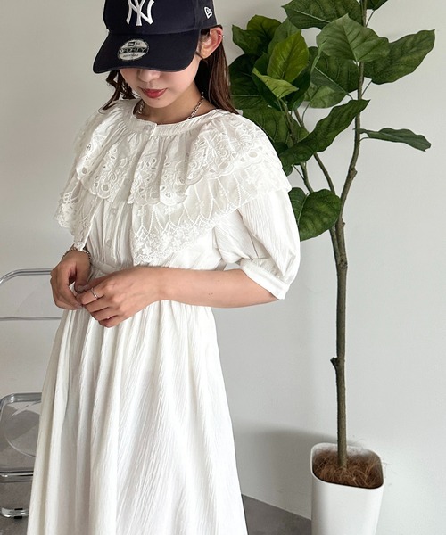 apres jour mignon(アプレジュールミニョン)の「襟裾レースワンピース【ZOZOTOWN限定アイテム】(ワンピース・レディース・オフホワイト/ブラック・MEDIUM/SMALL/X-LARGE)」の4枚目の写真