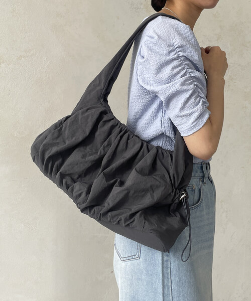 Thevon(ゼボン)の「ナイロンギャザーポケットバッグ(ボストンバッグ・レディース・チャコールグレー/ホワイト系その他・FREE)」の2枚目の写真