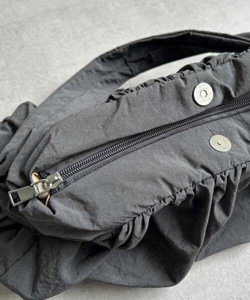 Thevon(ゼボン)の「ナイロンギャザーポケットバッグ(ボストンバッグ・レディース・チャコールグレー/ホワイト系その他・FREE)」の19枚目の写真