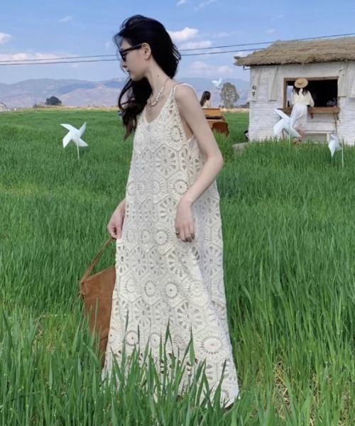 gossip!ロサンゼルス(ゴシップロサンゼルス)の「【垢抜けレイヤードアイテム】クロシェ編みノースリーブキャミロングワンピース【インナー重ね着用】(ワンピース・レディース・オフホワイト/ホワイト・FREE)」の19枚目の写真