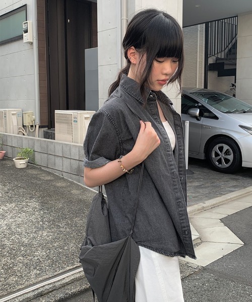 anyonemore(エニワンモア)の「シャーリングリボンナイロンナップサック(バックパック/リュック・レディース・チャコール・FREE)」の9枚目の写真