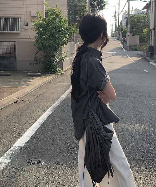 anyonemore(エニワンモア)の「シャーリングリボンナイロンナップサック(バックパック/リュック・レディース・チャコール・FREE)」の11枚目の写真