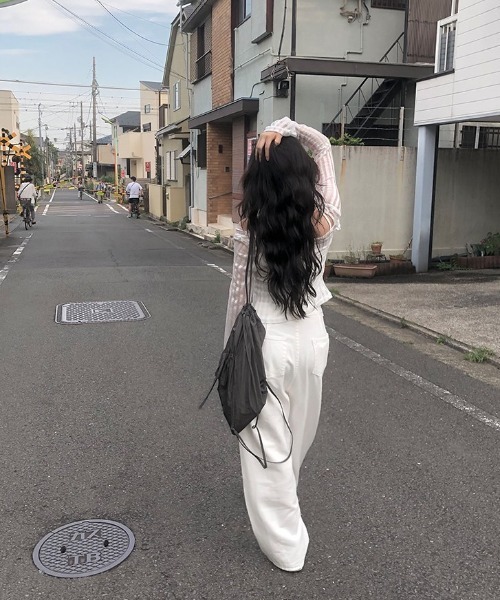 anyonemore(エニワンモア)の「シャーリングリボンナイロンナップサック(バックパック/リュック・レディース・チャコール・FREE)」の4枚目の写真