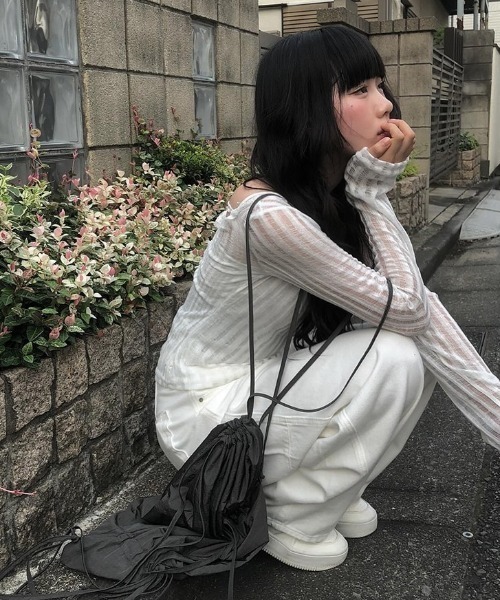 anyonemore(エニワンモア)の「シャーリングリボンナイロンナップサック(バックパック/リュック・レディース・チャコール・FREE)」の7枚目の写真