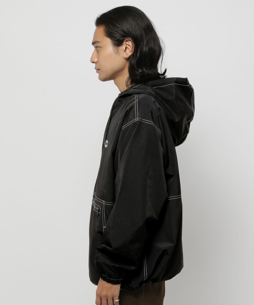 niko and...（ニコアンド）の「配色ステッチアノラックパーカー（マウンテンパーカー・メンズ・ブラック/グリーン・MEDIUM/LARGE）」の18枚目の写真