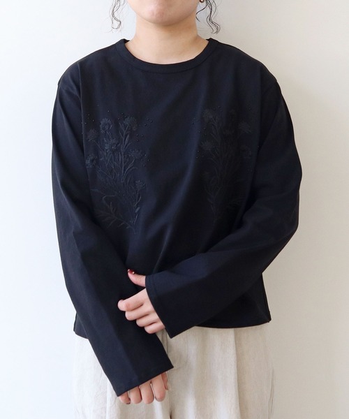 yuni(ユニ )の「ノバナ刺繍ロンT(Tシャツ/カットソー・レディース・ホワイト/ブラック・FREE)」の1枚目の写真