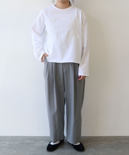 yuni(ユニ )の「ノバナ刺繍ロンT(Tシャツ/カットソー・レディース・ホワイト/ブラック・FREE)」の5枚目の写真