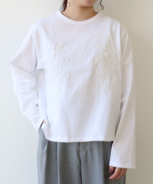 yuni(ユニ )の「ノバナ刺繍ロンT(Tシャツ/カットソー・レディース・ホワイト/ブラック・FREE)」の6枚目の写真