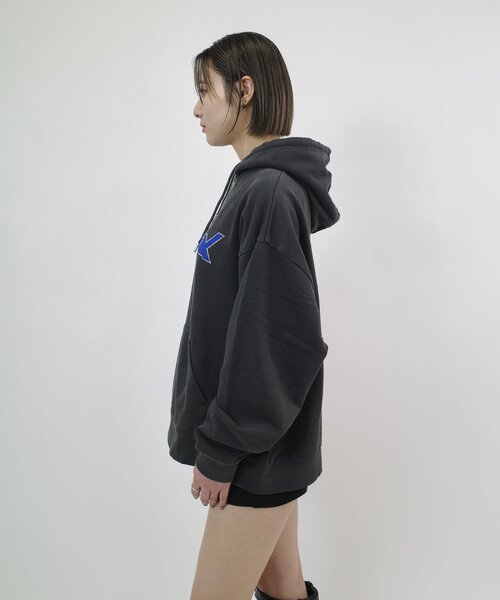 WHO'S WHO gallery（フーズフーギャラリー）の「(UNISEX/ユニセックス) BRONXロゴパーカー（パーカー・レディース・ブラック/ネイビー/チャコールグレー・LARGE/MEDIUM）」の5枚目の写真