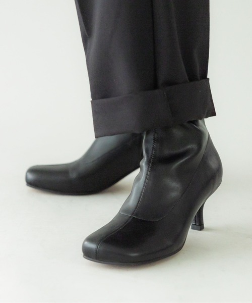 LE VERNIS（ル・ベルニ）の「LE VERNIS(ル・ベルニ)Round stretch short boots（ブーツ・レディース・カーキ/ブラック/ベージュ・23.5/23/24.5/24）」の2枚目の写真