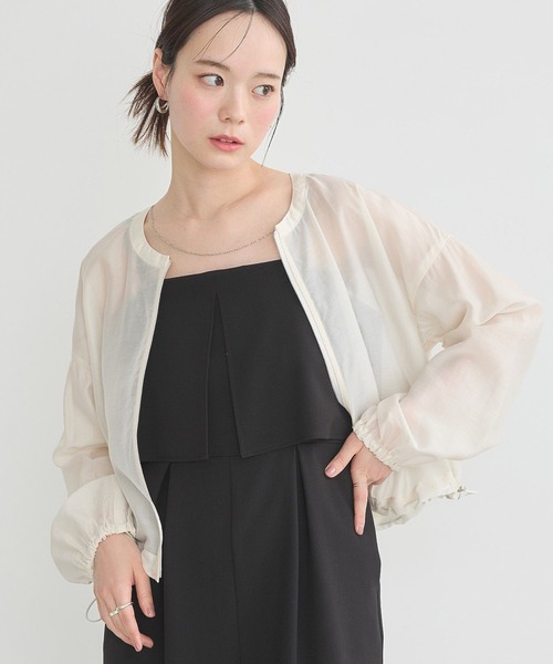 earth music&ecology（アースミュージックアンドエコロジー）の「シアーショートシャツブルゾン（ブルゾン・レディース・グレイッシュベージュ/ブラック/オフホワイト・FREE）」の2枚目の写真