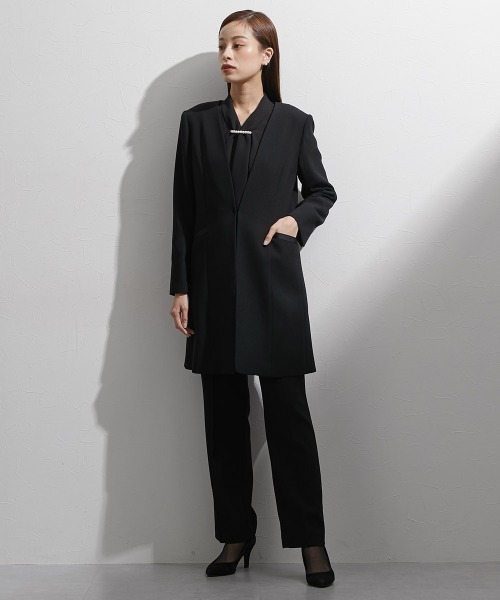 nissen（ニッセン）の「袱紗も入るポケット付き｜喪服・礼服｜洗える｜防しわ（イージーケア）｜ストレッチ｜ノーカラージャケット｜3点セット｜ジャケット｜ブラウス｜パンツ｜フロントファスナー｜〔Callarus〕（スーツセット・レディース・ブラック・M/L/LL/3L/S）」の2枚目の写真