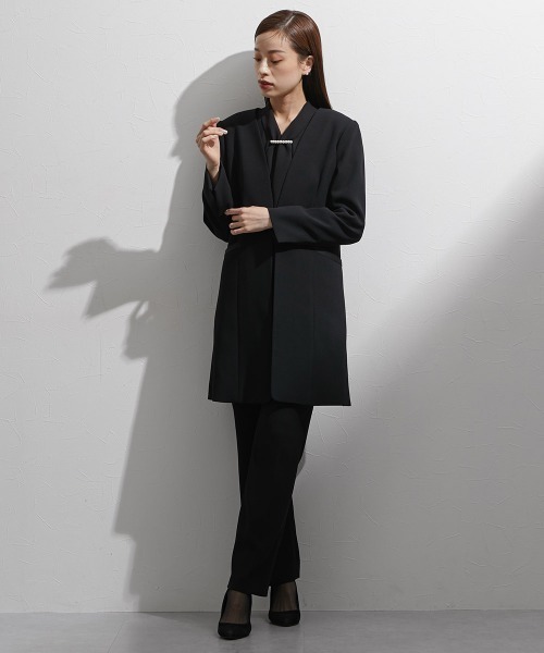 nissen（ニッセン）の「袱紗も入るポケット付き｜喪服・礼服｜洗える｜防しわ（イージーケア）｜ストレッチ｜ノーカラージャケット｜3点セット｜ジャケット｜ブラウス｜パンツ｜フロントファスナー｜〔Callarus〕（スーツセット・レディース・ブラック・M/L/LL/3L/S）」の4枚目の写真