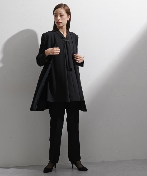 nissen（ニッセン）の「袱紗も入るポケット付き｜喪服・礼服｜洗える｜防しわ（イージーケア）｜ストレッチ｜ノーカラージャケット｜3点セット｜ジャケット｜ブラウス｜パンツ｜フロントファスナー｜〔Callarus〕（スーツセット・レディース・ブラック・M/L/LL/3L/S）」の7枚目の写真