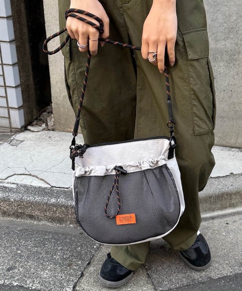 UNIVERSAL OVERALL（ユニバーサルオーバーオール）の「【UNIVERSAL OVERALL】UO フロントメッシュザイルショルダー UVO-195（ショルダーバッグ・レディース・ブラック/ベージュ/ブルー/ライトグレー/モカ/オレンジ・FREE）」の10枚目の写真