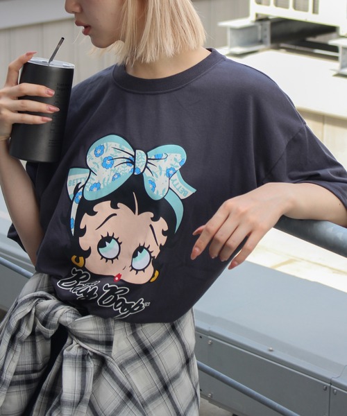 SpRay(スプレイ)の「ベティープリントビッグTシャツ(Tシャツ/カットソー・レディース・オフホワイト/チャコールグレー/ブラック・FREE)」の3枚目の写真