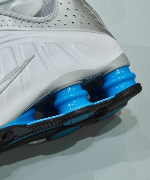 【NIKE】W SHOX R4 SE PALIVR/SAIL 国内発送 セール】SHOX R4 HQ1988-005（スニーカー）｜NIKE（ナイキ）の