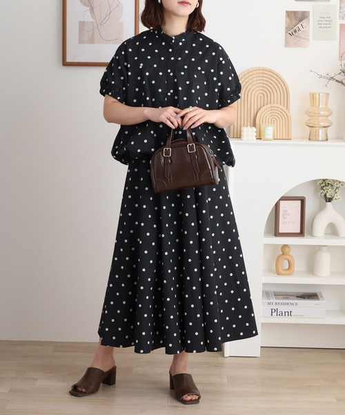 EGLANTINE(エグランティーヌ)の「EGLANTINE セットアップ対応 ドットバルーン半袖ブラウス パールボタン(シャツ/ブラウス・レディース・ブラック/ネイビー・40)」の7枚目の写真