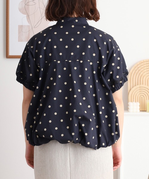 EGLANTINE(エグランティーヌ)の「EGLANTINE セットアップ対応 ドットバルーン半袖ブラウス パールボタン(シャツ/ブラウス・レディース・ブラック/ネイビー・40)」の15枚目の写真