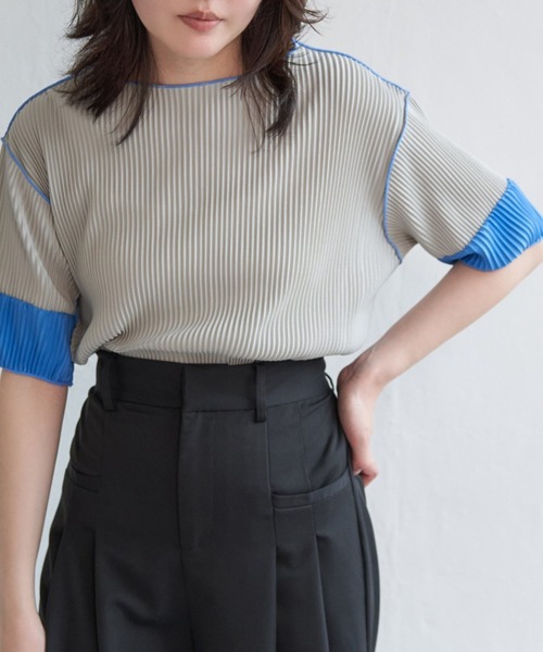 VENCEEXCHANGE(ヴァンスエクスチェンジ)の「プリーツ袖配色トップス(Tシャツ/カットソー・レディース・ブラック/ブラウン/グレー/アイボリー/ベージュ・FREE)」の3枚目の写真