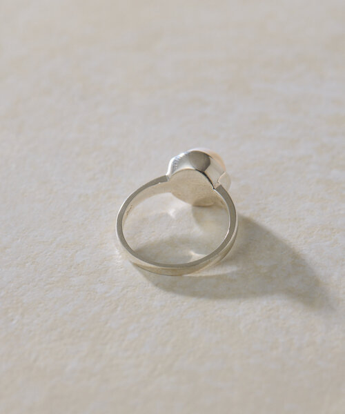 ear PAPILLONNER(イアパピヨネ)の「《WEB限定/スターリングシルバー使用》枠付きパールリング(リング・レディース・シルバー系その他4/ゴールド系その他6・13)」の12枚目の写真