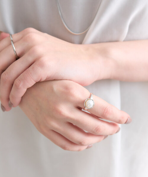 ear PAPILLONNER(イアパピヨネ)の「《WEB限定/スターリングシルバー使用》枠付きパールリング(リング・レディース・シルバー系その他4/ゴールド系その他6・13)」の13枚目の写真