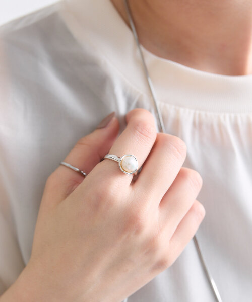 ear PAPILLONNER(イアパピヨネ)の「《WEB限定/スターリングシルバー使用》枠付きパールリング(リング・レディース・シルバー系その他4/ゴールド系その他6・13)」の15枚目の写真