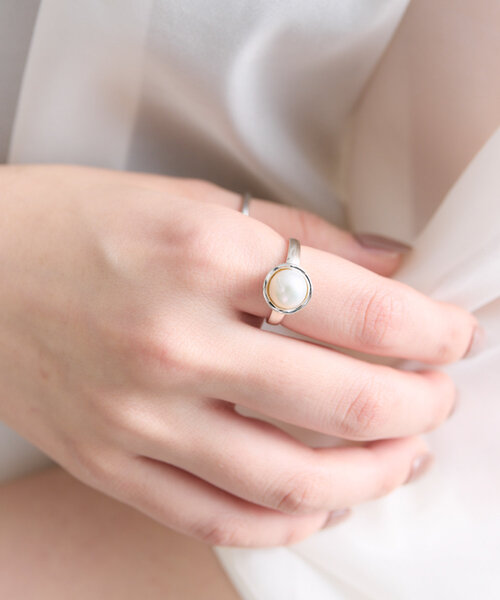 ear PAPILLONNER(イアパピヨネ)の「《WEB限定/スターリングシルバー使用》枠付きパールリング(リング・レディース・シルバー系その他4/ゴールド系その他6・13)」の17枚目の写真