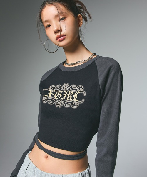 X-girl(エックスガール)の「FADED TRIBAL LOGO RAGLAN L/S BABY TEE(Tシャツ/カットソー・レディース・ブラック/オリーブ/ホワイト・S/M)」の1枚目の写真