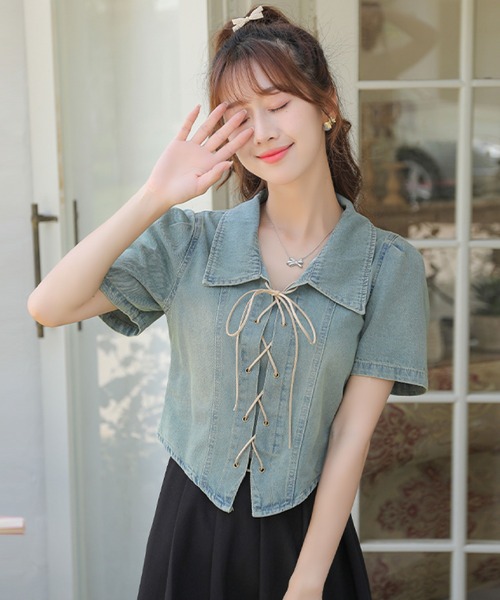 2ly2(トゥーリートゥー)の「フロント編み上げが可愛い♪短丈デニムシャツ(シャツ/ブラウス・レディース・ブルー・FREE)」の2枚目の写真