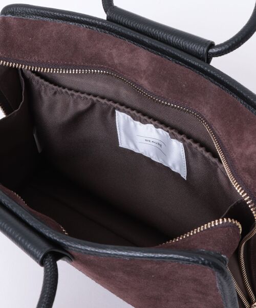 Beau're（ヴュレ）の「BEAURE Suede Classic ブリーフ Bag（ショルダーバッグ・レディース・チョコ/カーキ・FREE）」の3枚目の写真